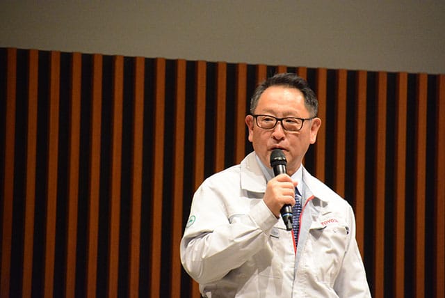 社内ミーティング中の豊田社長