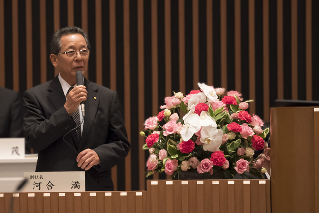 豊田社長は一瞬のうちにファンにさせる。