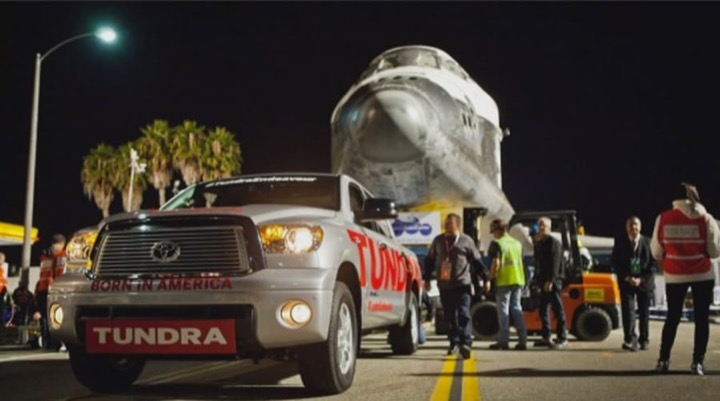 日本の車に牽引されるスペースシャトル・エンデバー